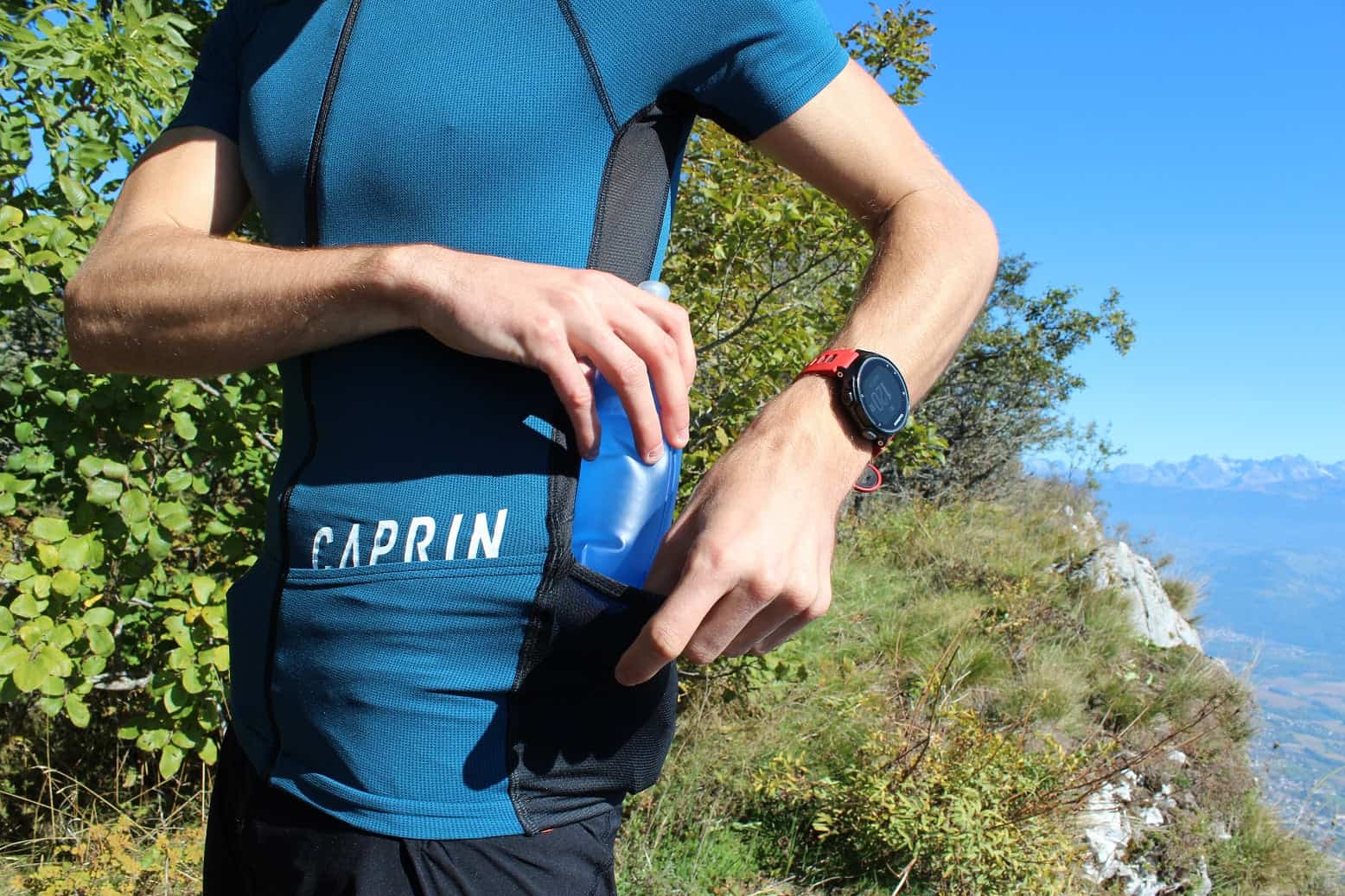 Maillot de trail avec 5 poches ouverture avec zip latéral pensé par un traileur #couleur_blue-legion