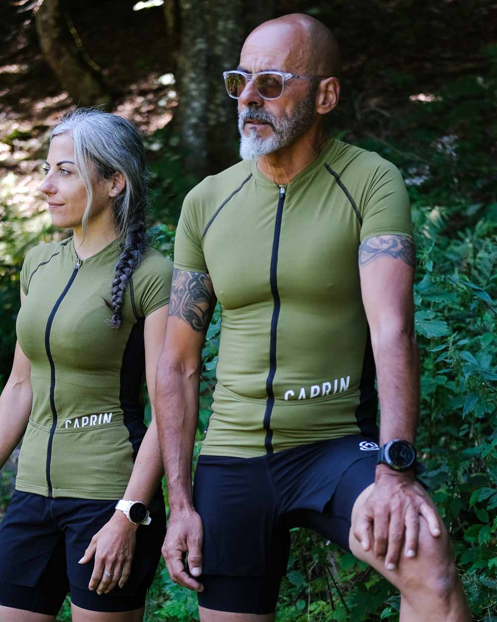 Maillot trail Caprin sport vert portés par un homme et une femme
