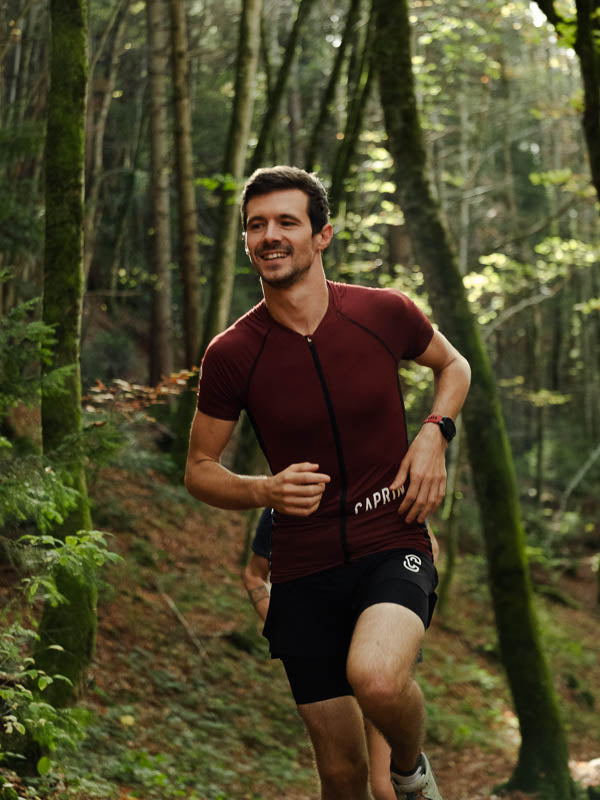 Maillot de trail Ruby Wine porté par un homme