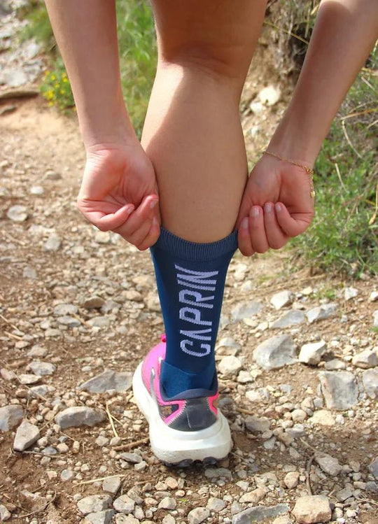 Chaussettes de running trail Bleu et Blanc pour femme, de dos en extérieur par Caprin #couleur_bleu