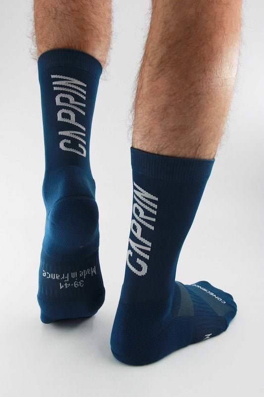 Chaussettes de running trail Bleu et Blanc pour homme, de dos par Caprin #couleur_bleu