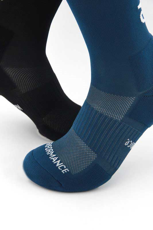 Chaussettes de running trail Noir et Bleu pour homme et femme, mesh respirant par Caprin #couleur_bleu #couleur_noir