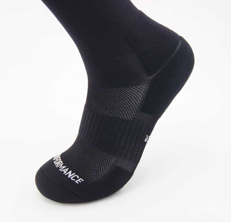 Chaussettes de running trail Noir et Blanc pour homme et femme, mesh respirant et renfort pointe par Caprin #couleur_noir