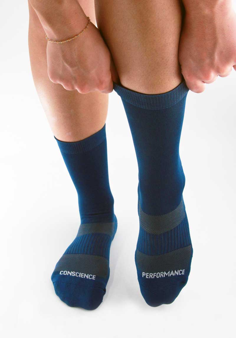 Chaussettes de running trail Bleu et Blanc pour femme, de face par Caprin #couleur_bleu