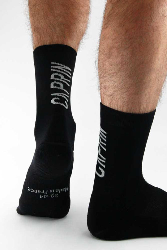 Chaussettes de running trail Noir et Blanc pour homme, de dos par Caprin #couleur_noir