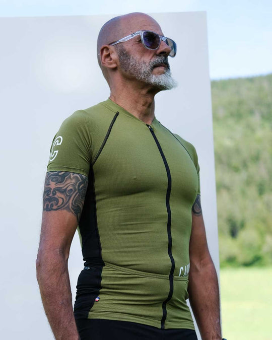 Maillot trail Caprin sport vert avocado portés par un homme #couleur_vert-avocado