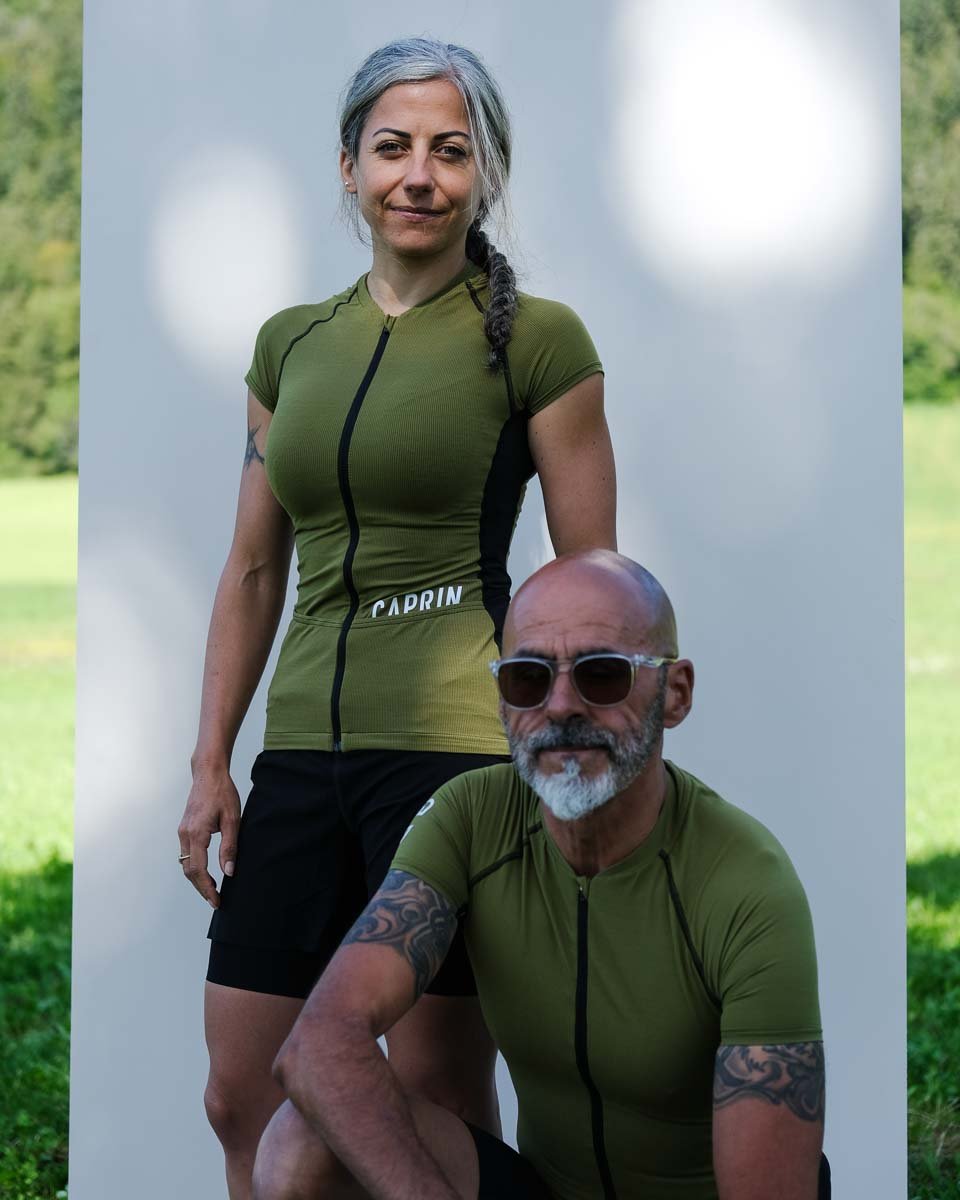 Maillot trail Caprin sport vert avocado portés par un homme et une femme qui posent #couleur_vert_avocado