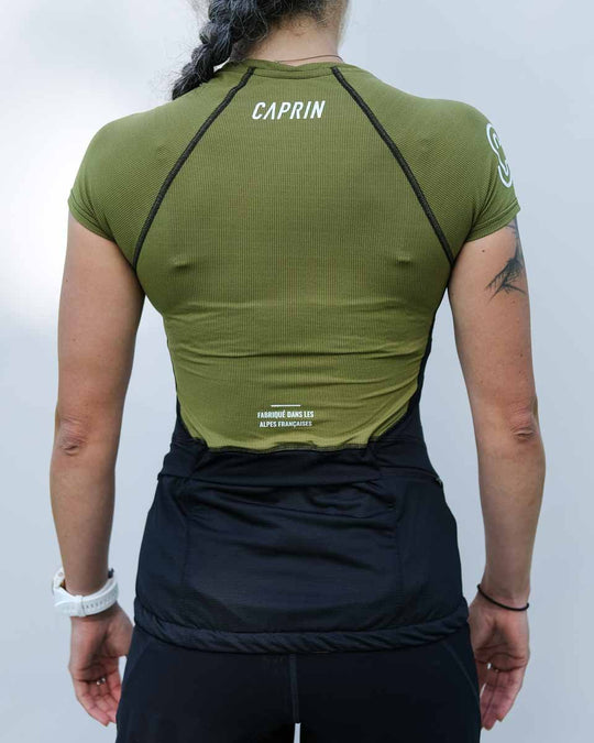Maillot trail Caprin sport vert avocado portés par une femme de dos #couleur_vert-avocado