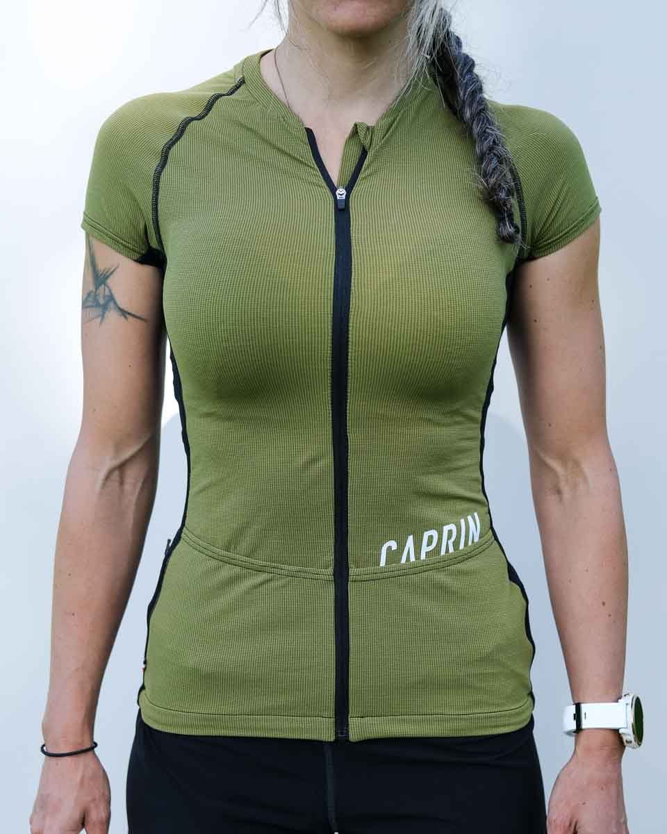 Maillot trail Caprin sport vert avocado portés par une femme de devant #couleur_vert-avocado