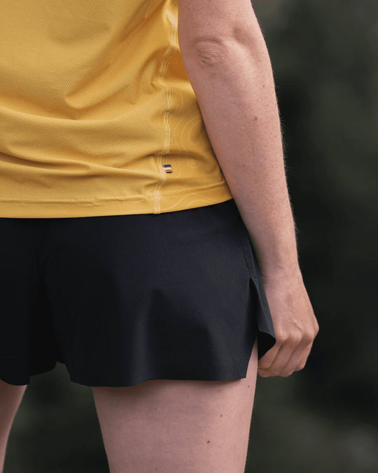 Short de running Maratrail porté par une femme Caprin vue de dos