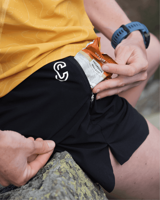 Short de running Maratrail porté par une femme Caprin zoom sur les poches latérales