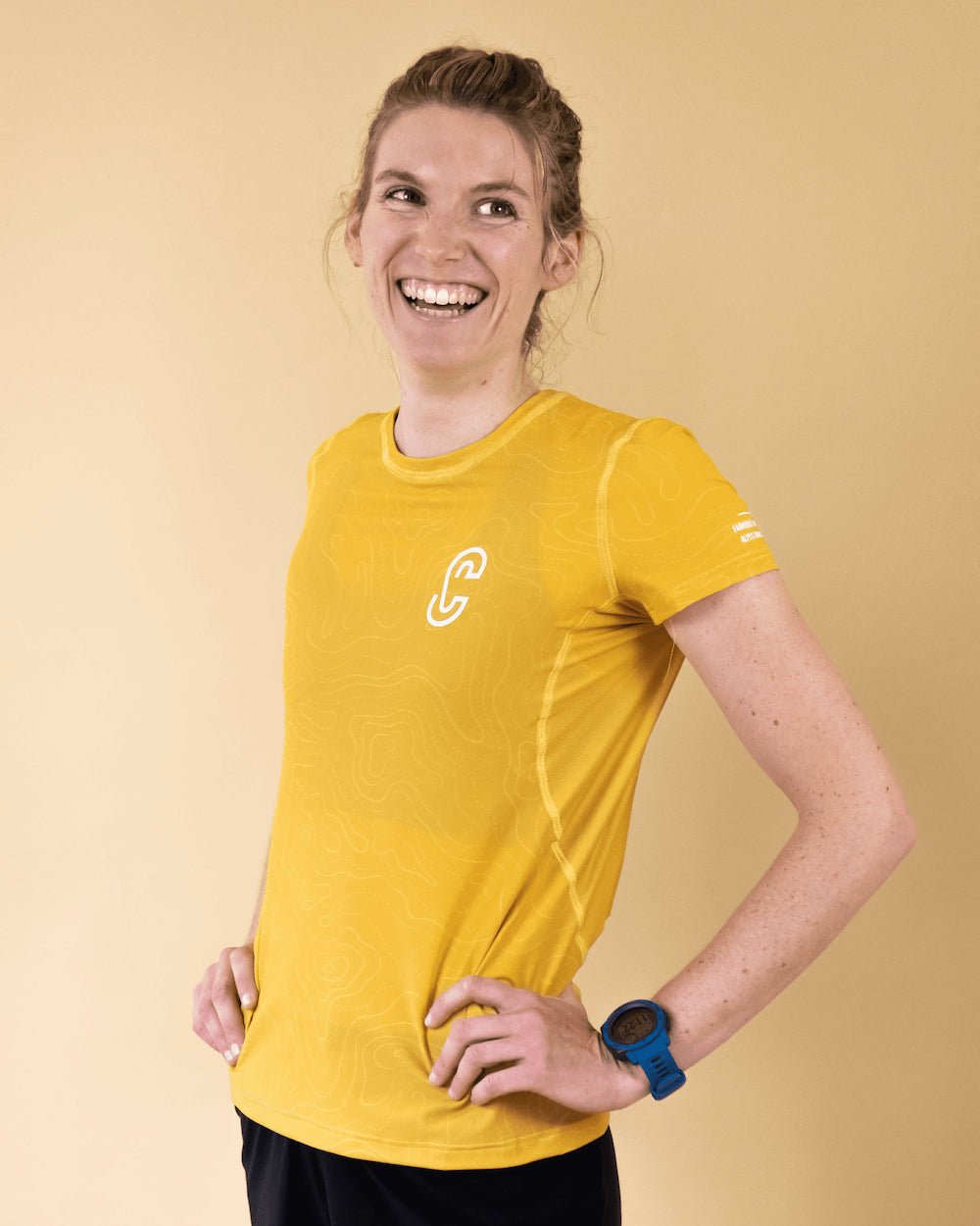 Femme portant le t-shirt de run Endorphine Caprin colori jaune de face #couleur_yellow-stone