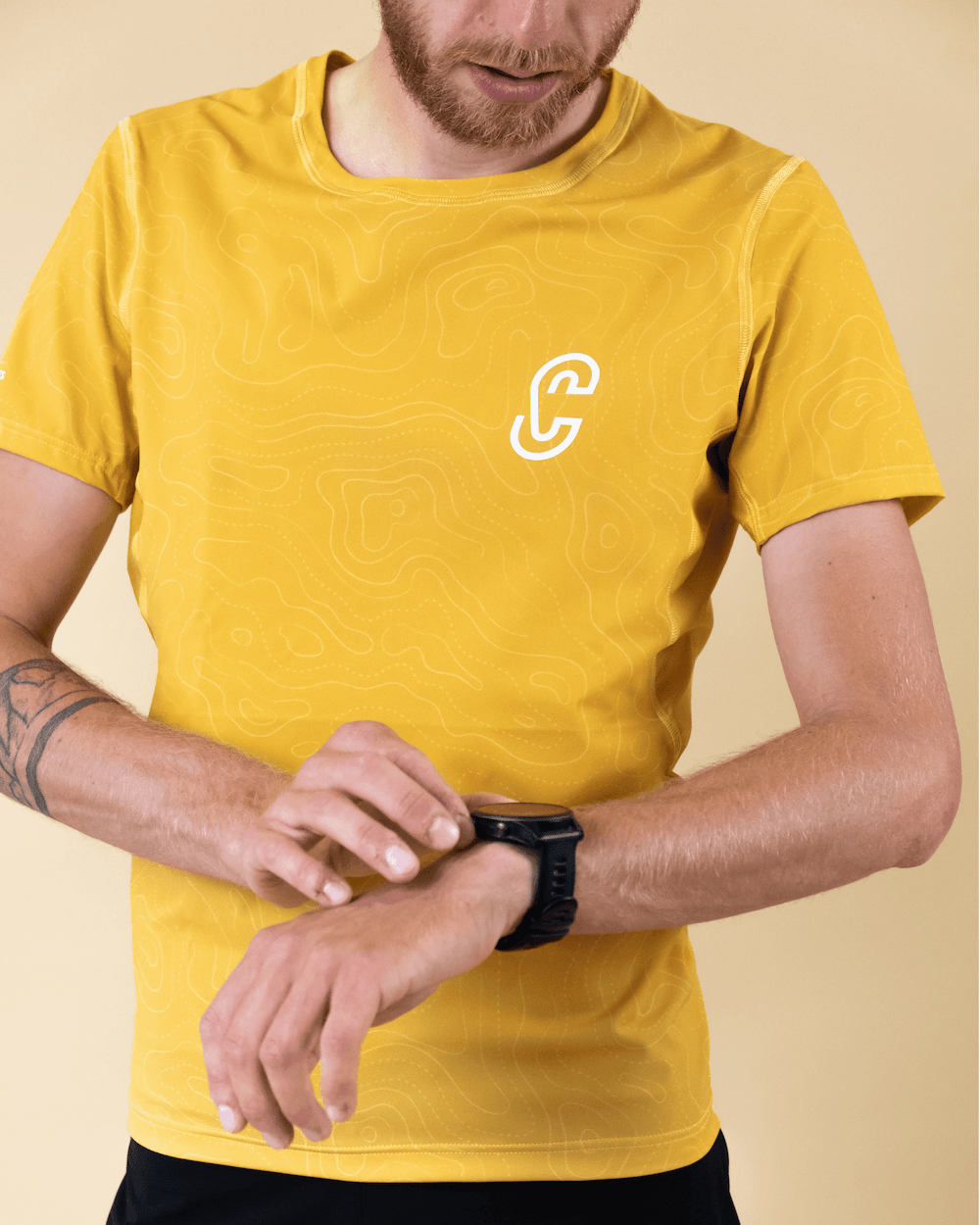 Homme portant le T-Shirt de run Endorphine Caprin colori jaune vue de face #couleur_yellow-stone