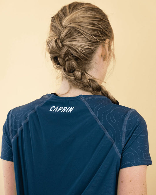 T-Shirt de running Caprin Sport zoom sur le dos sur une femme colorie blue wing #couleur_blue-wing