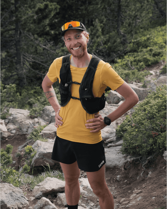 Homme portant le t-shirt de running et de trail de colori jaune Caprin Sport #couleur_yellow-stone