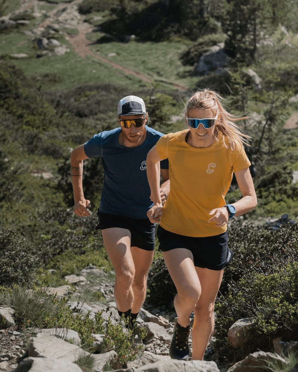 Homme et femme portant le T-Shirt de run Endorphine Caprin #couleur_yellow-stone #couleur_blue-wing