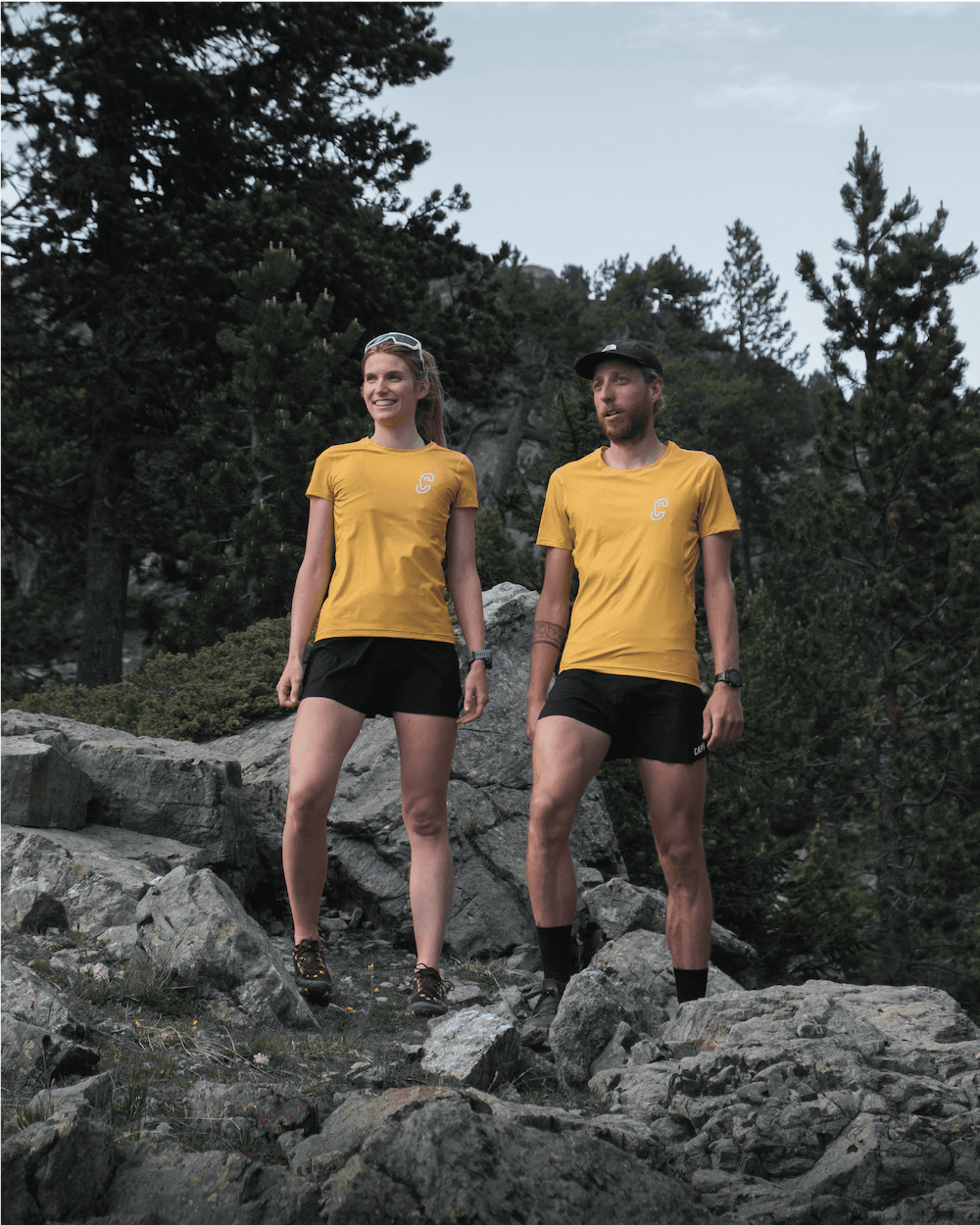 Homme et femme portant le T-Shirt de run Endorphine Caprin colori Yellow Stone #couleur_yellow-stone