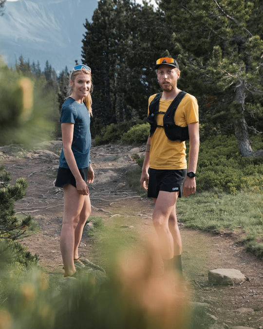 Homme et femme portant les t-shirts de running et de trail Caprin Sport #couleur_yellow-stone #couleur_blue-wing
