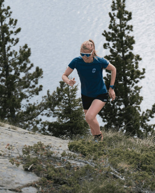 T-Shirt de running Caprin Sport vue de face sur une femme #couleur_blue-wing