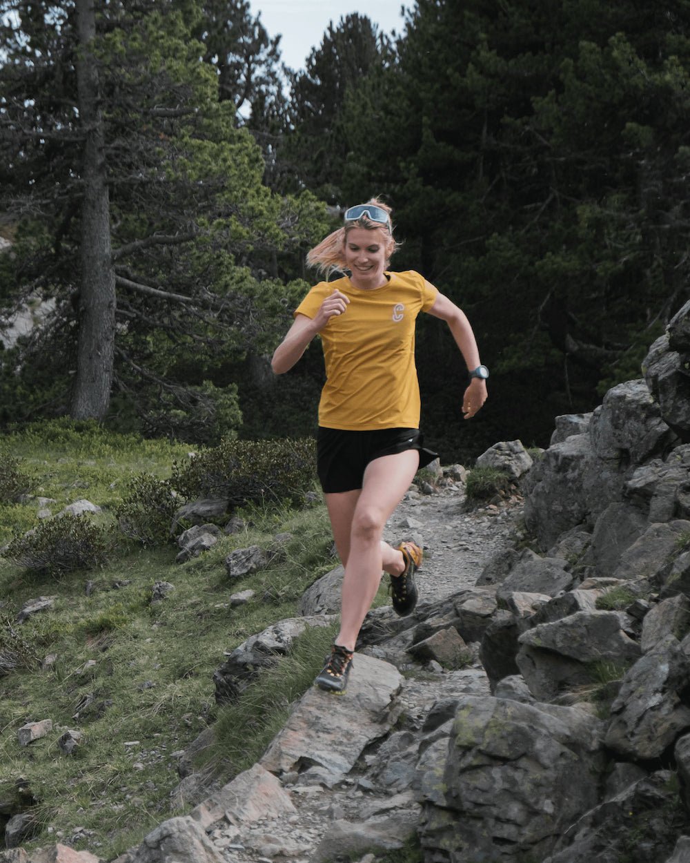 T Shirt running Caprin colorie jaune sur une femme #couleur_yellow-stone