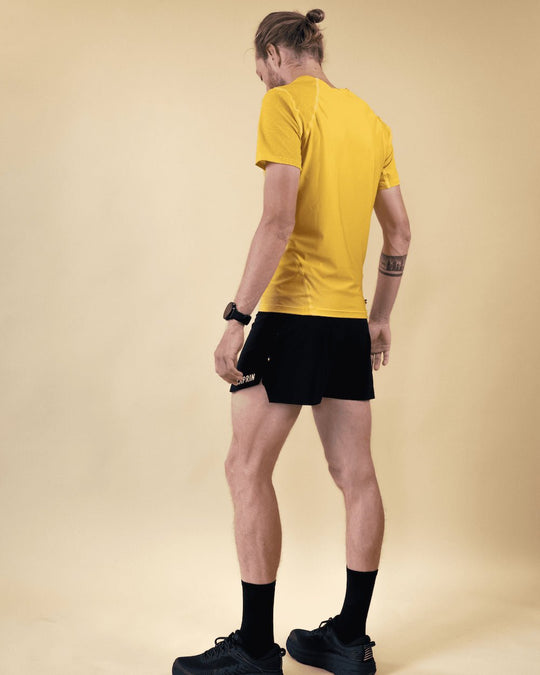Homme portant le T-Shirt de run Endorphine Caprin colori jaune vue de dos #couleur_yellow-stone