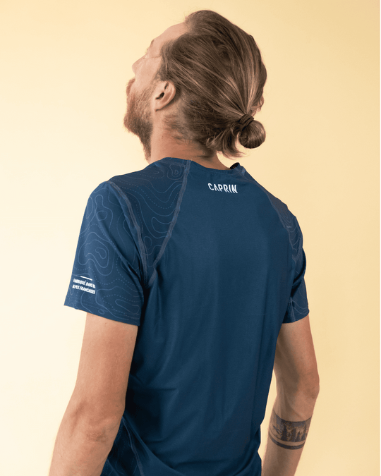 Homme portant le t-shirt running bleu Caprin de dos #couleur_blue-wing